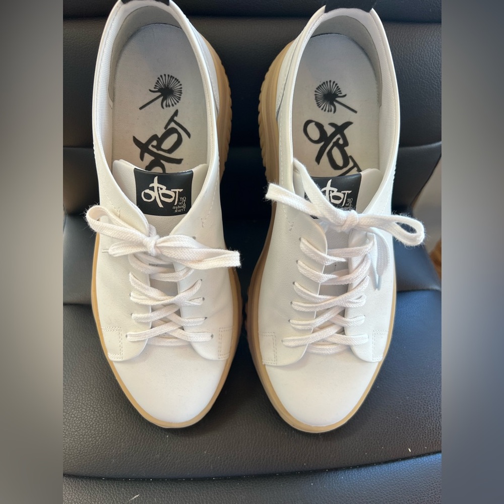 Brand New! NIB OTBT Pangea in Cream/White Casual Sneakers